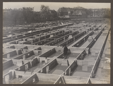 222941 Afbeelding van de funderingen voor het te bouwen Tandheelkundig Instituut (Jutfaseweg 5) van de ...